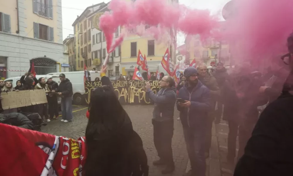 Ένταση μεταξύ αστυνομίας και διαδηλωτών στους σταθμούς του Τορίνο στην Ιταλία